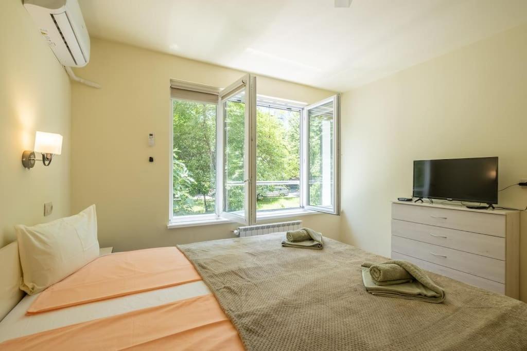 Top Location, Brand New 3 Bdrm Apt & Free Parking Sofia Exterior foto