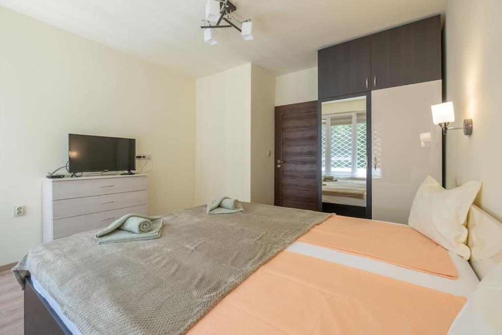 Top Location, Brand New 3 Bdrm Apt & Free Parking Sofia Exterior foto
