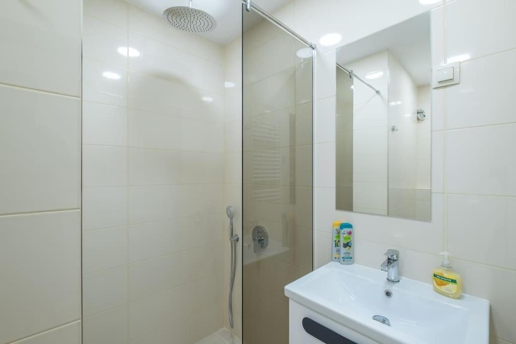 Top Location, Brand New 3 Bdrm Apt & Free Parking Sofia Exterior foto