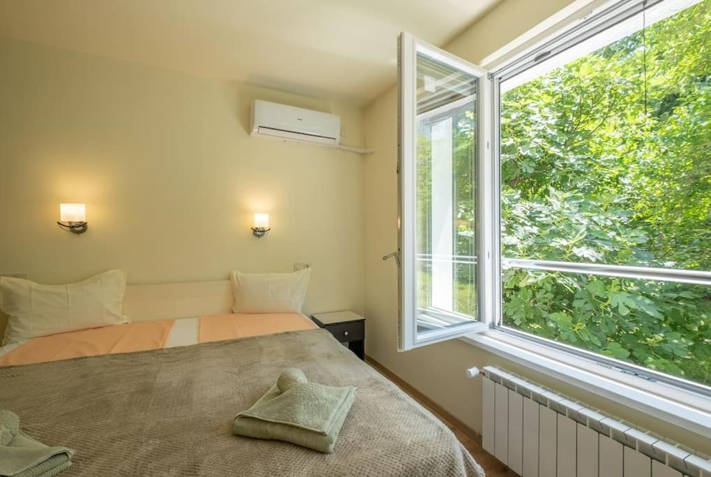 Top Location, Brand New 3 Bdrm Apt & Free Parking Sofia Exterior foto