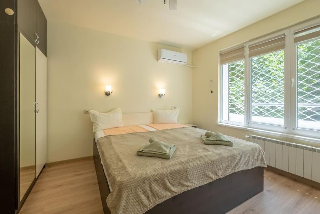 Top Location, Brand New 3 Bdrm Apt & Free Parking Sofia Exterior foto